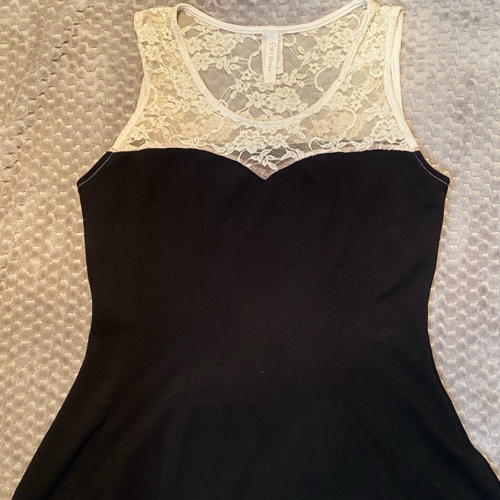 Adorable black and white lace and flare top size XL